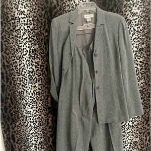 Alfani women still gray suit size 10. Make me an offer I can’t refuse♥️